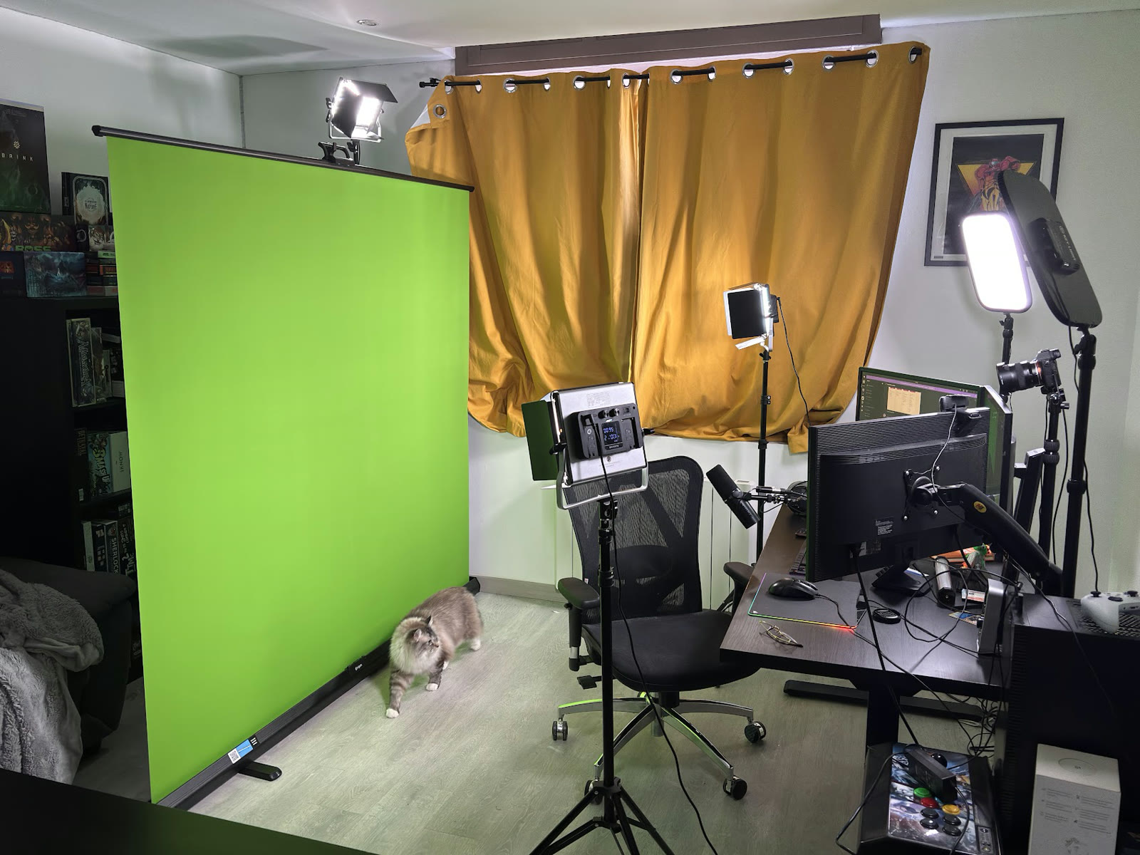 Plateau de tournage monté avec fond vert, caméra sur trépied et éclairage de studio.