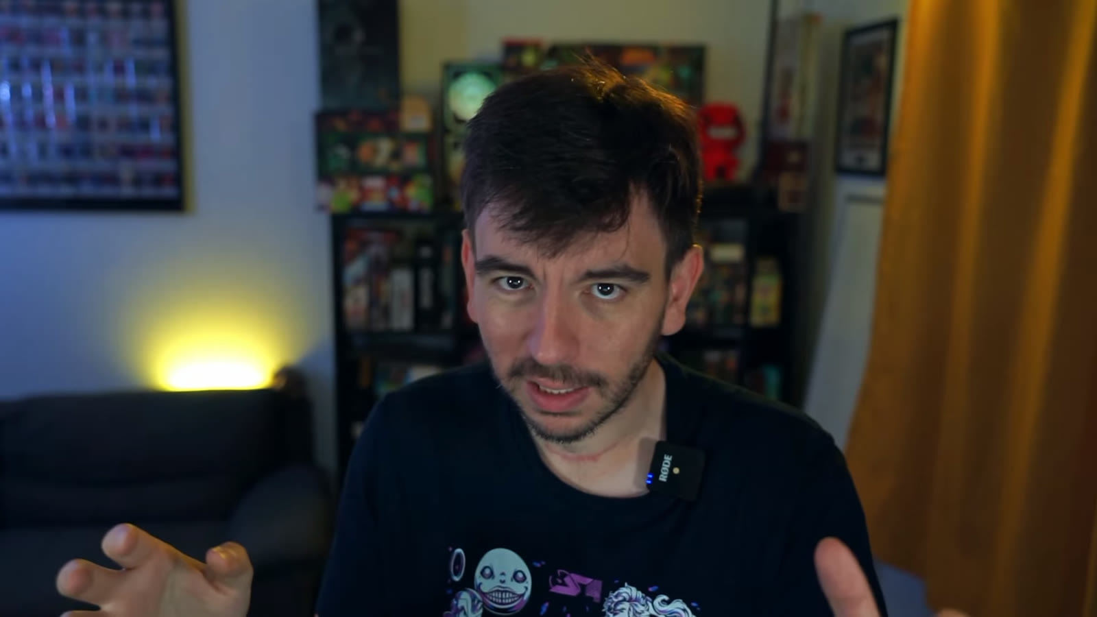 Steven Klinger en plan facecam dans son studio, pendant la vidéo sur l’arnaque pyramidale à l’IA.
