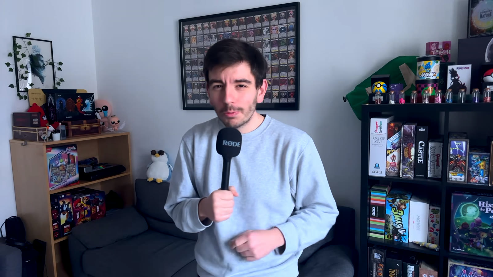 Steven Klinger au micro dans son studio, pendant la vidéo sur les vendeurs de rêves.
